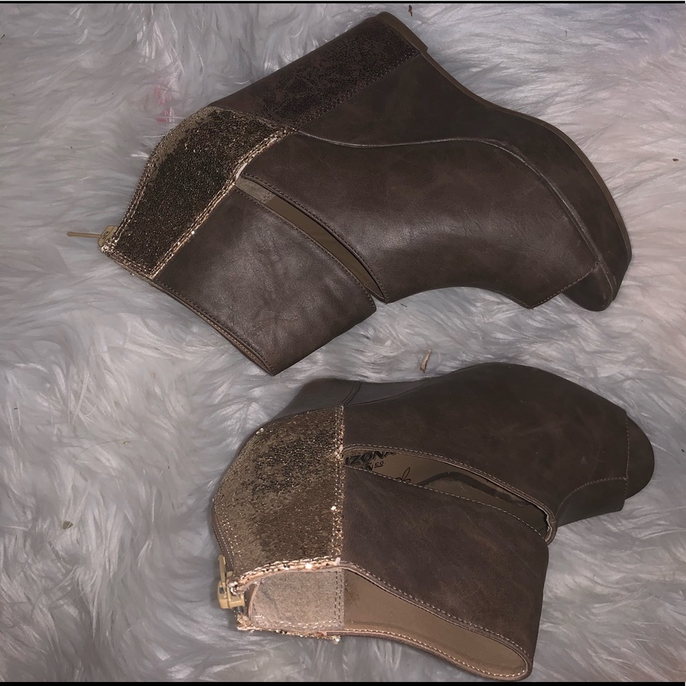 Brown wedge w/ gold accent